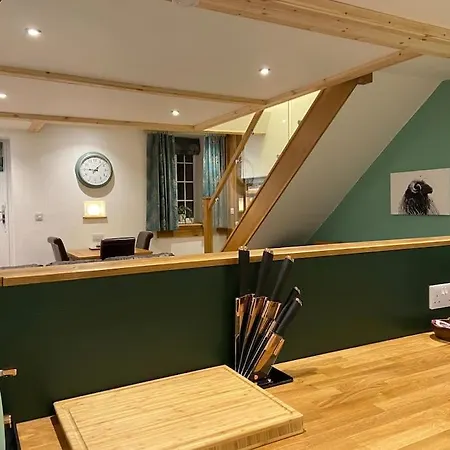 Rural 5* Cottage, Winton With Hot Tub, New.