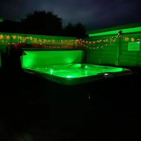 Rural 5* Cottage, Winton With Hot Tub, New. 度假居 *