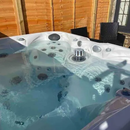 Rural 5* Cottage, Winton With Hot Tub, New. Casa de Férias